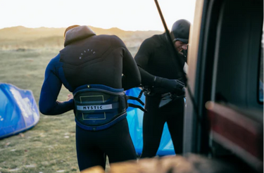 Mystic Majestic X 2023 vor dem kitesurfen